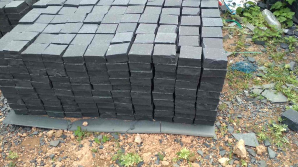 BLACK COBBLES