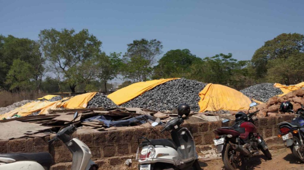 BLACK COBBLES - SITE UNLOADING